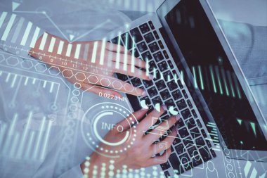 Bilgisayar ve teknoloji temalı hologram çizimlerinde çalışan kadın elleri çift pozlama. Üst Manzara. Teknoloji konsepti.