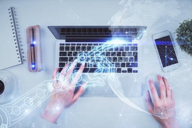 Bilgisayar ve teknoloji temalı hologram çizimlerinde çalışan kadın elleri çift pozlama. Üst Manzara. Teknoloji konsepti.
