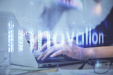 Bilgisayar ve veri temalı hologram çizimleri üzerinde çalışan kadın ellerine çok fazla maruz kalma. Teknoloji kavramı.