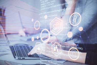 Bilgisayar ve veri temalı hologram çizimlerinde çalışan kadın elleri çift pozlama. Teknoloji kavramı.