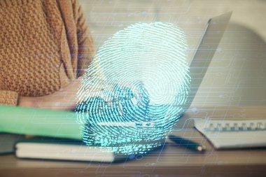 Bilgisayarda yazı yazan ve parmak izi çizimi yapan bir kadının ellerine iki kez maruz kalmış. Güvenlik kavramı.