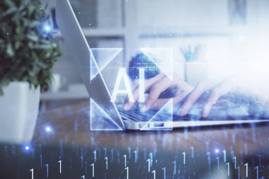 Bilgisayar ve veri temalı hologram çizimlerinde çalışan kadın elleri çift pozlama. Teknoloji kavramı.