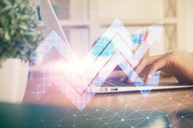 Bilgisayarda yazı yazan ve ok çizen kadınların ellerine iki kez maruz kalmışlar. Başarı konsepti.