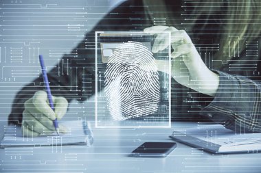 İnternetten alışveriş yapan kadının elinde kredi kartı ve parmak izi çizimi var. Güvenlik kavramı.