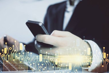 Dijital bir cihaz ve veri temalı çizim kullanan bir adamın el ele tutuşması. Yenilik kavramı.