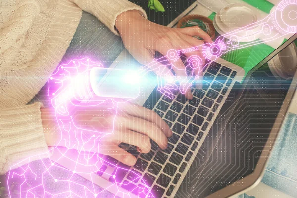 女性双手在电脑上打字的双重曝光和男性在Ar眼镜绘图中的双重曝光 教育概念 — 图库照片