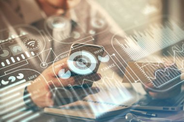 Dijital bir cihaz ve teknoloji temalı hologram çizimi kullanarak insanın elini tutarken çift pozlama. Teknoloji konsepti.