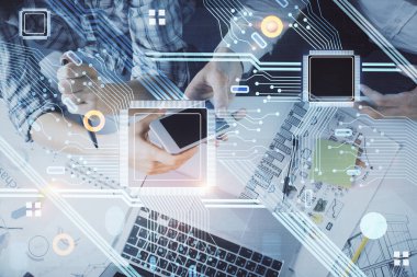 Veri temalı hologram çizimine çifte maruz kalma ve birlikte çalışan erkek ve kadın mobil bir cihaz kullanıyor..