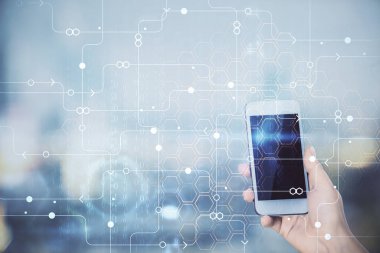 Teknolojiye çifte maruz kalma, hologram ve cep telefonu kullanan bir kadın..