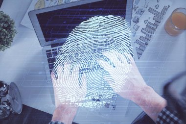 Bilgisayar klavyesinde ve parmak izi hologramı çiziminde insan elinin çifte pozu. Üst Manzara. Kişisel güvenlik kavramı.