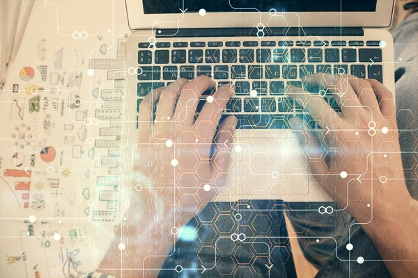 컴퓨터 키보드와 데이터 홀로그램 그림을 사람의 타이핑하는 위에서 — 스톡 사진