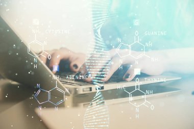 Bilgisayarda yazı yazan ve DNA hologramı çizen bir kadının ellerine iki kez maruz kalmış. Tıp eğitimi kavramı.