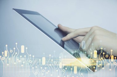 Dijital bir cihaz ve veri temalı çizim kullanan bir adamın el ele tutuşması. Yenilik kavramı.