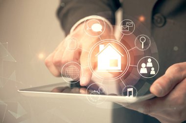 Dijital bir cihaz ve şehir çizimi kullanarak insanın ellerini tutarken çift pozlama.