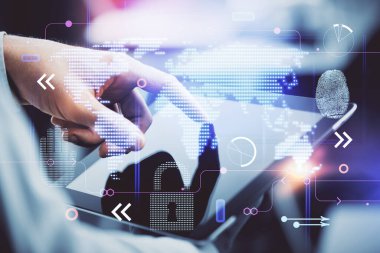 Dijital bir cihaz ve harita kullanarak insanın elini tutarken birden fazla pozlama. Uluslararası iş kavramı.