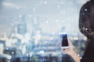 Teknolojiye çifte maruz kalma, hologram ve cep telefonu kullanan bir kadın..