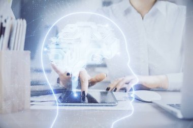 Beyin çizimine çift pozlama ve cep telefonu kullanan kadın hologramı..