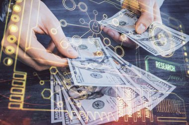 Teknolojiye çoklu maruz kalma hologram, dolar banknotları ve insan eli. Veri kavramı