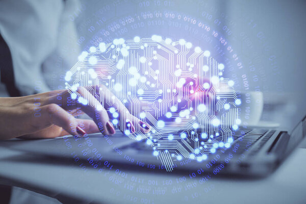 Мультиэкспозиция женских рук, работающих на компьютере и рисунке голограммы человеческого мозга. Концепция Ai tech.