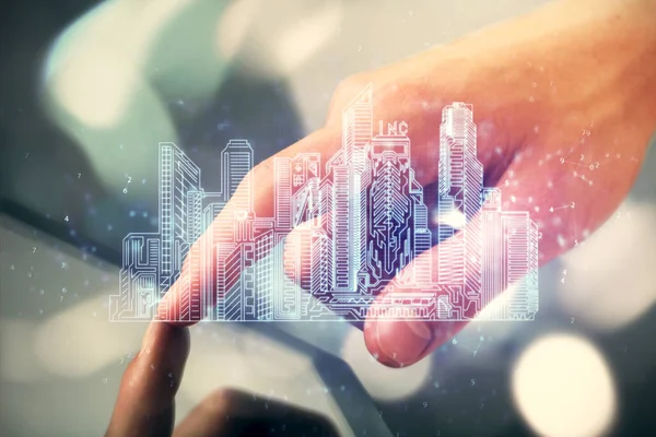 Dijital bir cihaz ve şehir çizimi kullanarak insanın ellerini tutarken çift pozlama.