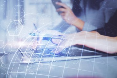 Bilgisayar ve dünya haritası çizimleri üzerinde çalışan kadın elleri çift pozlama. Uluslararası teknoloji sektörü konsepti.