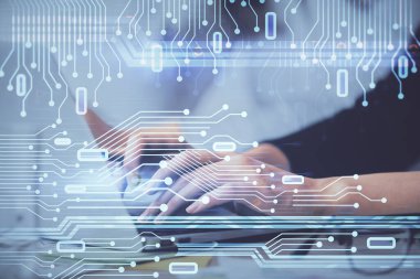 Bilgisayar ve veri temalı hologram çizimleri üzerinde çalışan kadın ellerine çok fazla maruz kalma. Teknoloji kavramı.