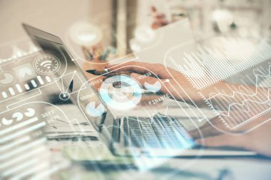 Bilgisayar ve teknoloji temalı çizimlerde kadın elinin çifte pozlanması. Yüksek Teknoloji kavramı.