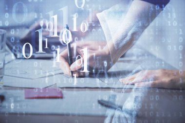 Bilgisayar ve veri temalı hologram çizimlerinde çalışan kadın elleri çift pozlama. Teknoloji kavramı.