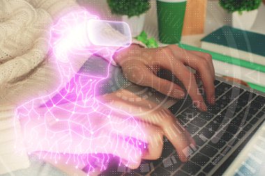 Kadın eli bilgisayarda yazarken çift pozlama ve AR gözlüklü bir adam çizim yapıyor. Eğitim kavramı.