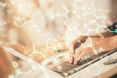 Bilgisayarda ve formüllü hologram çizimlerinde kadın elinin çifte pozu. Eğitim kavramı.