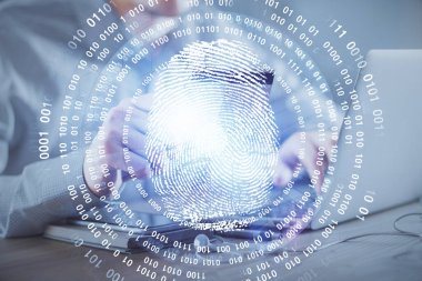 Elinde kredi kartı ve parmak izi çizimi olan bir adamın ellerine iki kez maruz kalmış. E-ticaret konseptinde güvenlik.