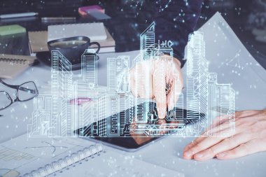 Dijital bir cihaz ve şehir çizimi kullanarak insanın ellerini tutarken çift pozlama.