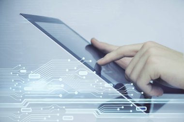 Dijital bir cihaz ve veri temalı çizim kullanan bir adamın el ele tutuşması. Yenilik kavramı.