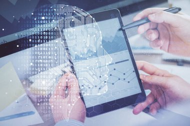 Bir adamın elini tutarken ve dijital bir cihaz ve beyin hologramı çizerken çift pozlama. Veri kavramı.