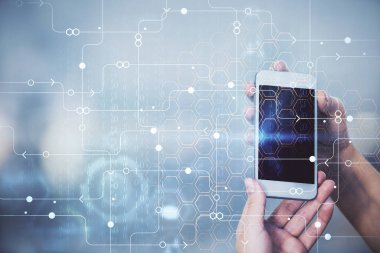 Teknolojiye çifte maruz kalma, hologram ve cep telefonu kullanan bir kadın..
