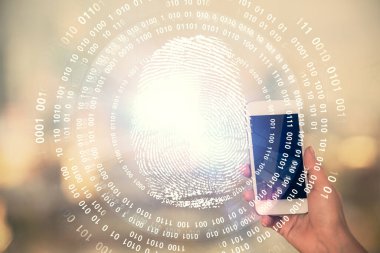 Parmak izi hologramına çifte maruz kalma ve mobil cihaz kullanan bir kadın. Güvenlik kavramı.