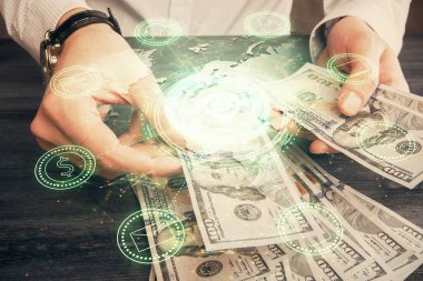 Sosyal ağ temasının çoklu pozlandırılması hologram, Amerikan dolarları ve insan eli.