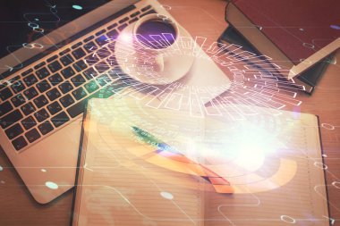 Bilgisayarla üst görünüm çalışma masası arka planında veri temasının çoklu pozlanması hologramı çiziyor. Teknoloji kavramı.