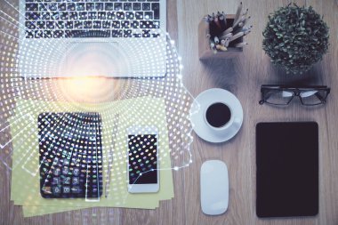 Çalışma masası üzerinde beyin çizimlerinin çoklu maruziyeti. Üst Manzara. Küresel veri analiz kavramı.