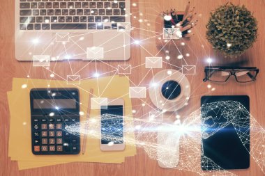 Zarf teknolojisi temalı çizimler telefon ile masaya konuyor. Üst Manzara. Elektronik posta kavramı.