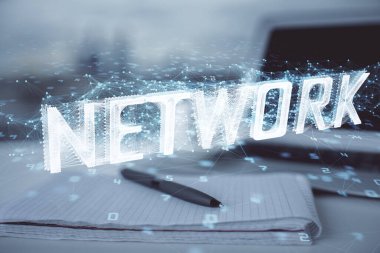 Veri temalı çizimlerin çoklu pozlanması ve açık defter arkaplanı olan masa. Eğitim kavramı