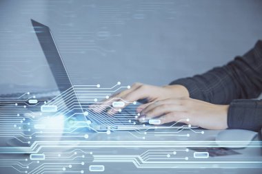 Bilgisayar ve veri temalı hologram çizimleri üzerinde çalışan kadın ellerine çok fazla maruz kalma. Teknoloji kavramı.