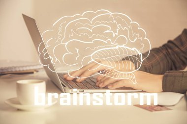 Bilgisayarda yazı yazan ve yaratıcı çizimler yapan kadınların ellerine iki kez maruz kalıyoruz. Başlangıç konsepti.