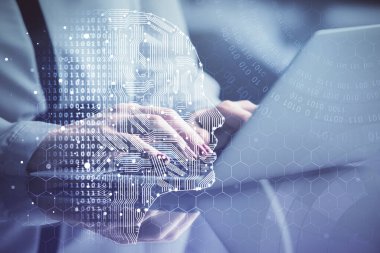 Bilgisayar ve insan beyin hologramı çizimleri üzerinde çalışan kadın ellerine çok maruz kaldı. Ai teknoloji konsepti.