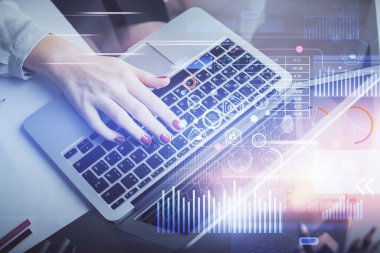 Bilgisayar ve veri temalı hologram çizimleri üzerinde çalışan kadın ellerine çok fazla maruz kalma. Teknoloji kavramı.