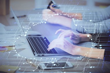 Bilgisayar ve veri temalı hologram çizimleri üzerinde çalışan kadın ellerine çok fazla maruz kalma. Teknoloji kavramı.