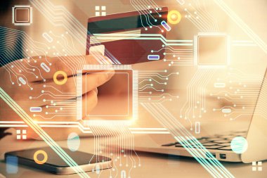 Kredi kartı ve veri temalı hologram çizimi tutan bir kadının online alışverişine iki kez maruz kalışı. E-ticaret kavramı.