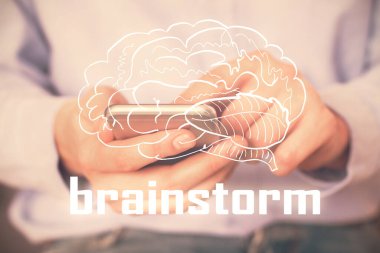 Bir insanın elini tutarken ve mobil bir cihaz ve yaratıcı hologram çizimi kullanırken çift pozlama.