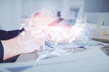 Bir adamın elini tutarken ve dijital bir cihaz ve beyin hologramı çizerken çift pozlama. Veri kavramı.