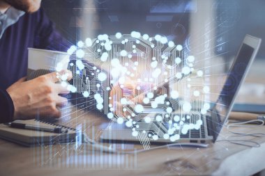 Bir adamın elini tutarken ve dijital bir cihaz ve beyin hologramı çizerken çift pozlama. Veri kavramı.